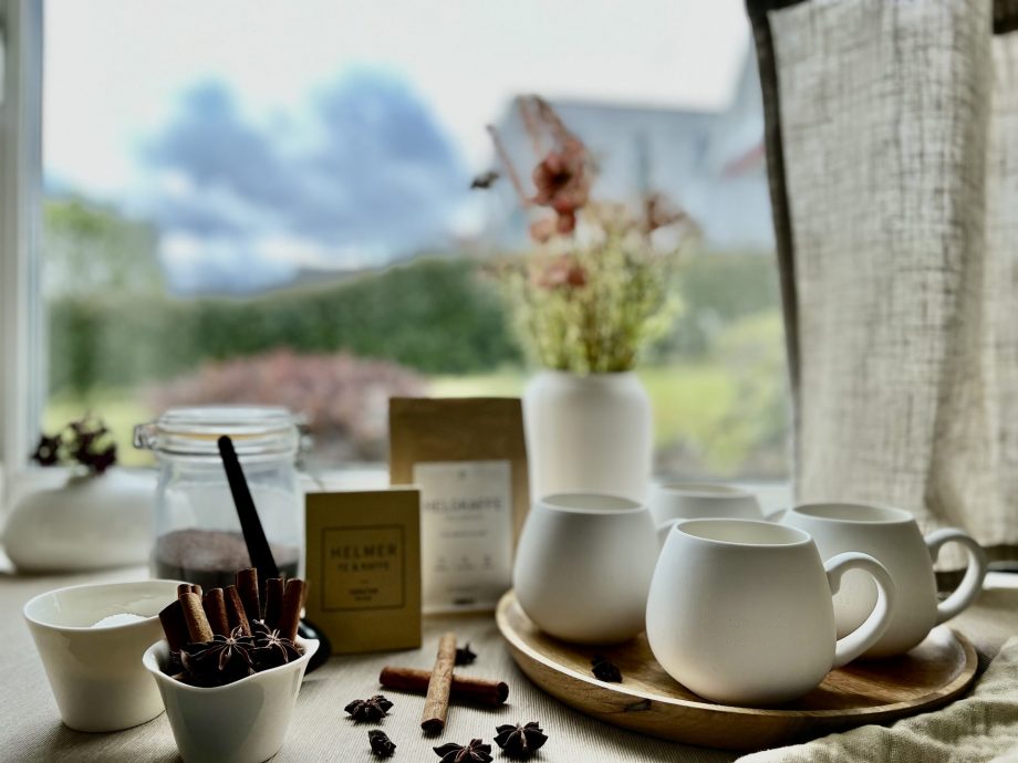 Morgen frokost ved vinduet, kaffen klar og te også, sammen med kanelstenger og stjerneanis, sukker og blomster. Kaffekoppene er hvit matt keramikk og er fra vårt eget interiør-merke