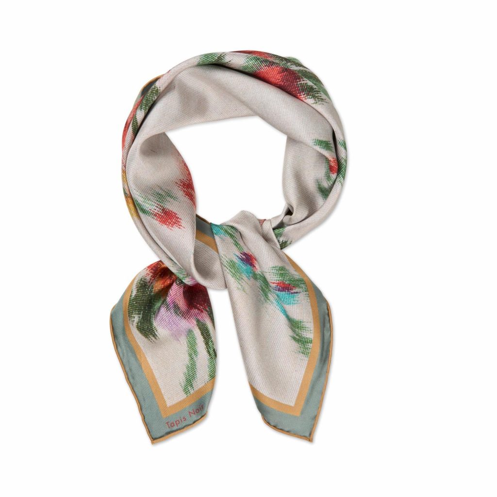 Tapis Noir Small Classical White Flower Scarf 67×67